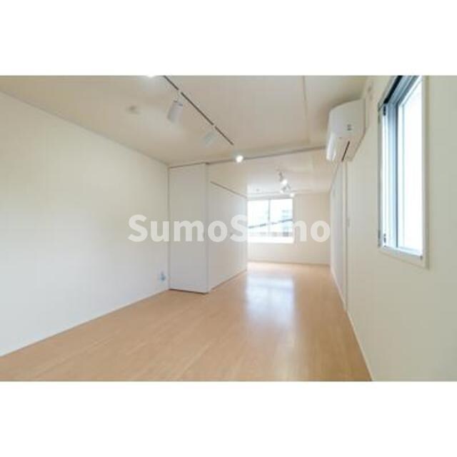 物件内観写真9　(落ち着いた色調の洋室です)