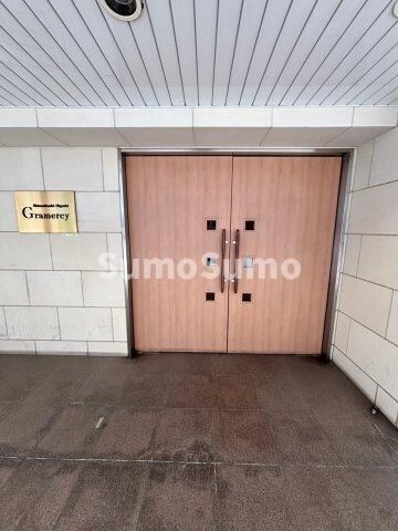 物件外観写真2　(落ち着いたエントランスです)