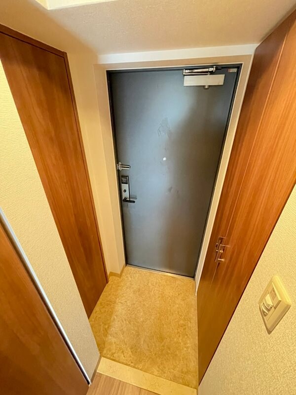 物件内観写真5　(収納もある玄関です)