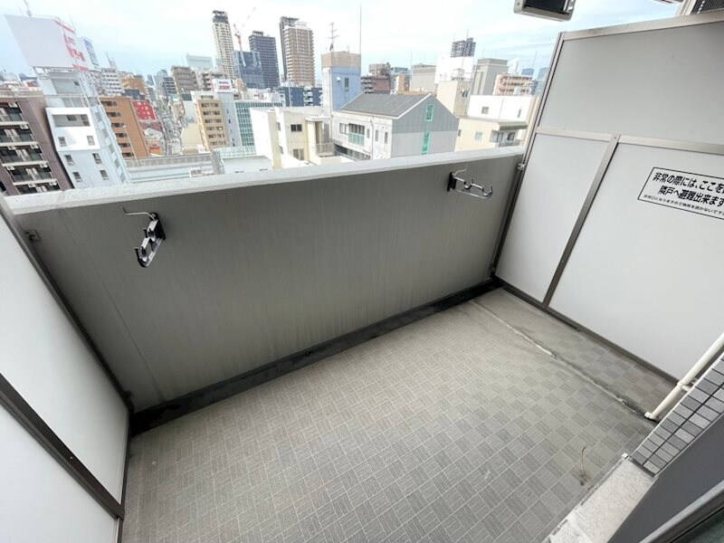 物件内観写真10　(開放的で明るい空間を演出してくれるバルコニーです)