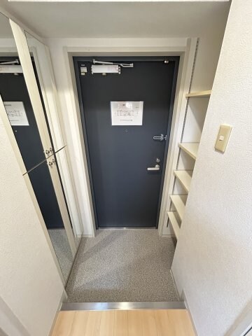 物件内観写真3　(明るい玄関です)