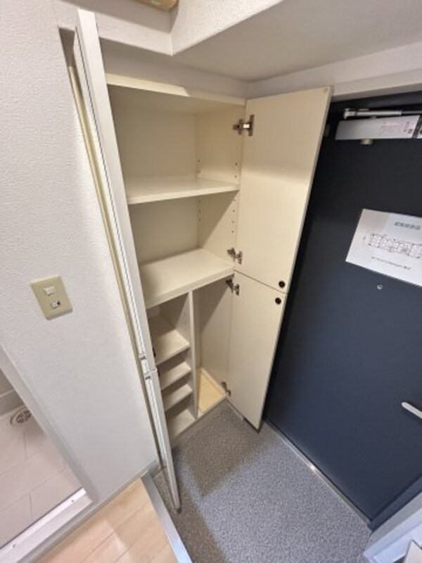 収納(落ち着いたロビーです)