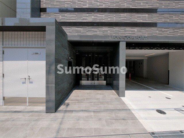 物件外観写真2　(落ち着いたエントランスです)