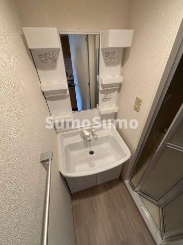 物件内観写真16　(ゆったりとスペースのある洗面所)