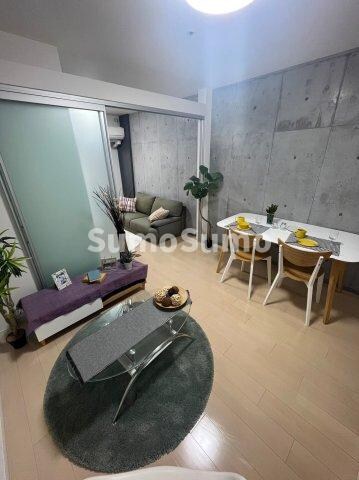 物件内観写真5　(ゆったりとした居間です)