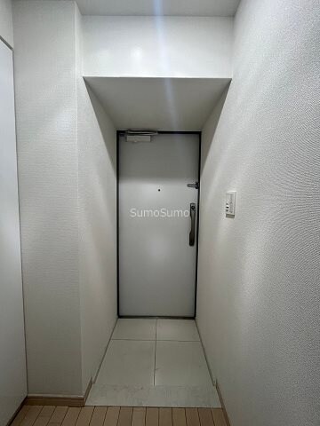 物件内観写真5　(明るい玄関です)