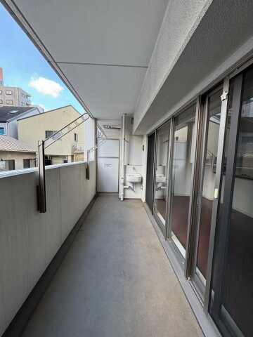 物件内観写真10　(開放的で明るい空間を演出してくれるバルコニーです)