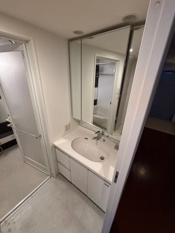 物件内観写真11　(ゆったりとスペースのある洗面所)