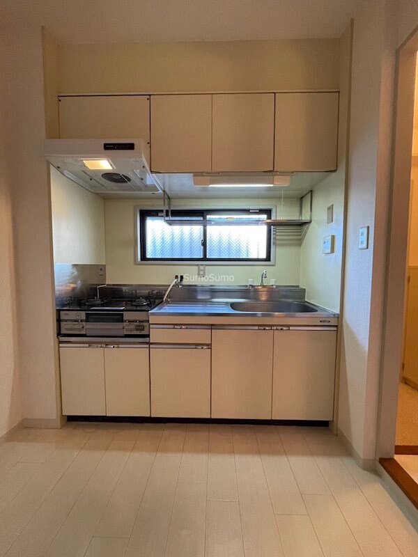 物件内観写真6　(コンパクトなキッチンで掃除もラクラク)