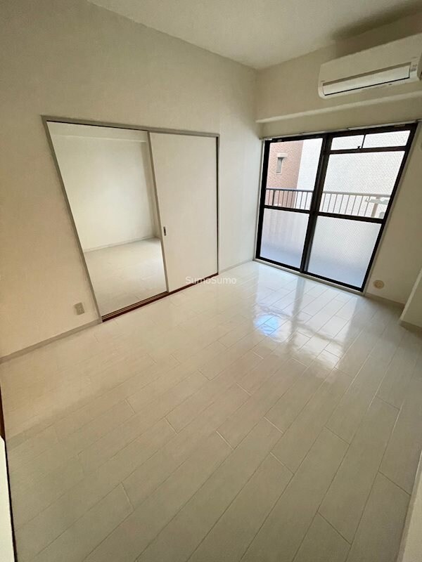 物件内観写真7　(落ち着いた色調の寝室です)