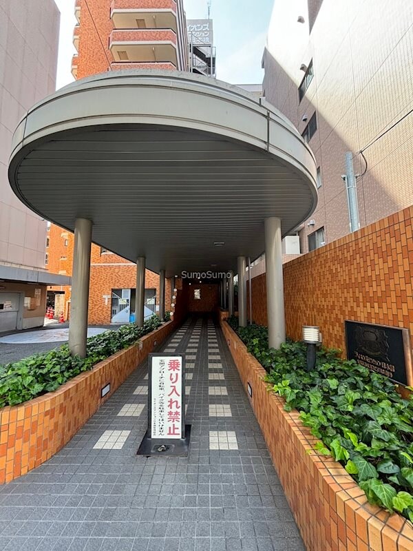 物件外観写真2　(落ち着いたエントランスです)