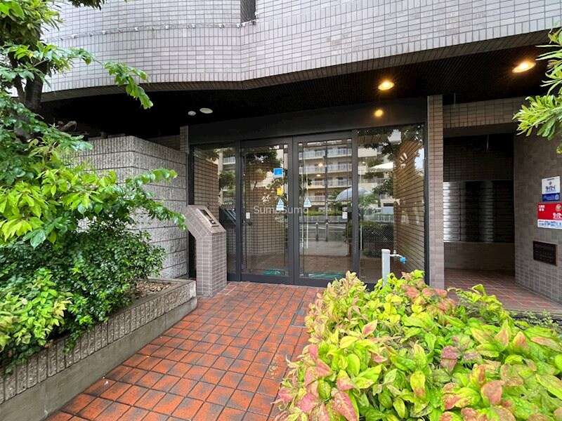 物件外観写真2　(清潔なエントランスです)