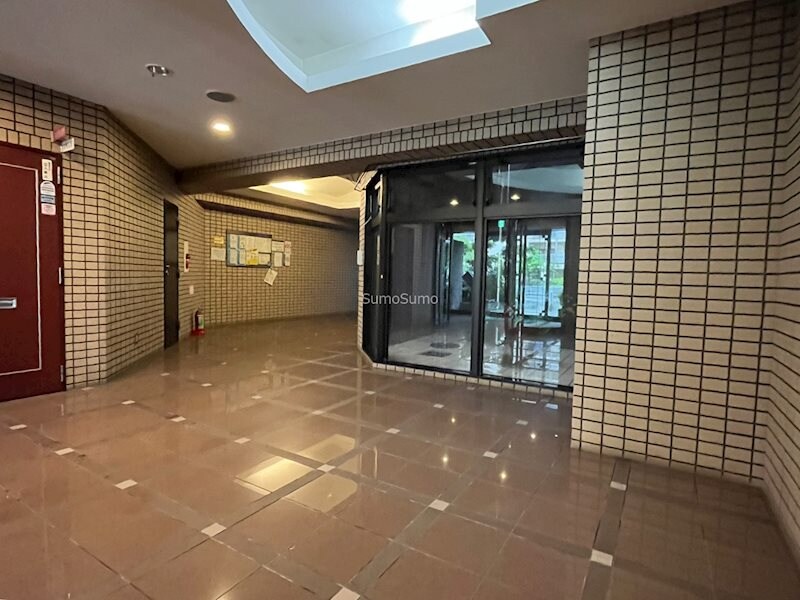 物件外観写真3　(清潔なロビーです)