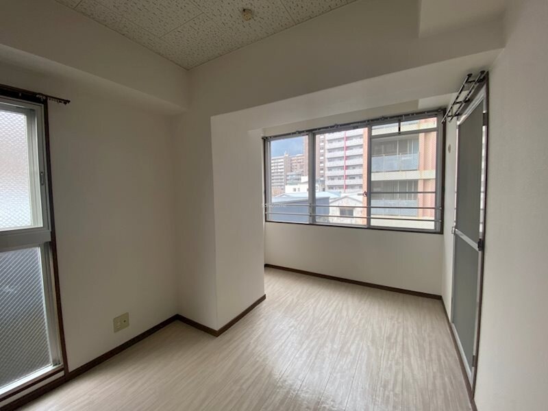 物件内観写真7　(広くて明るい寝室)