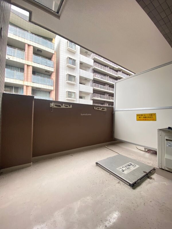 物件内観写真9　(開放的で明るい空間を演出してくれるバルコニーです)