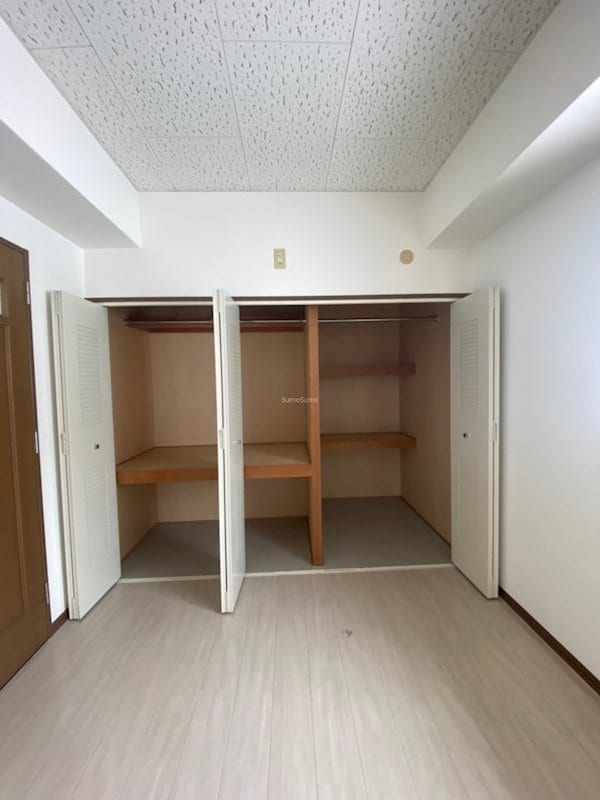 物件内観写真12　(収納豊富です)