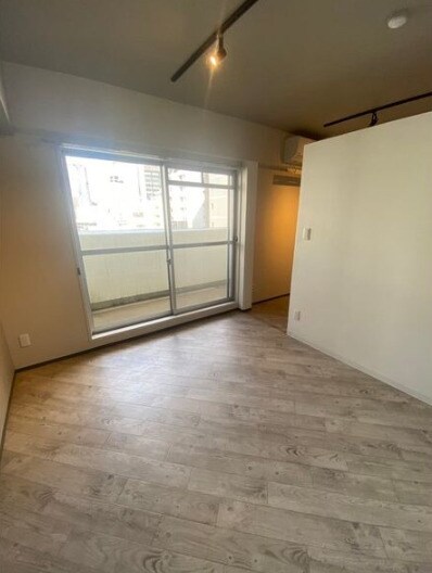 物件内観写真7　(広くて明るい寝室)