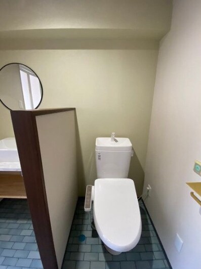 物件内観写真10　(落ち着いた色調のトイレです)