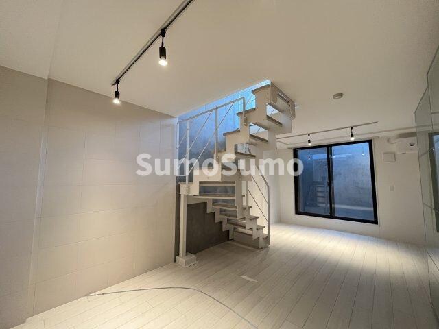 物件内観写真8　(おしゃれなリビングです)