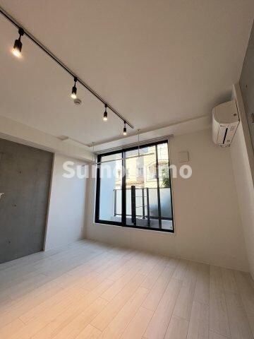 物件内観写真16　(落ち着いた色調の洋室です)