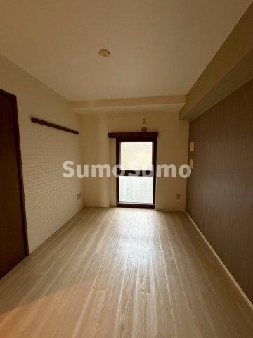 物件内観写真7　(落ち着いた色調の寝室です)