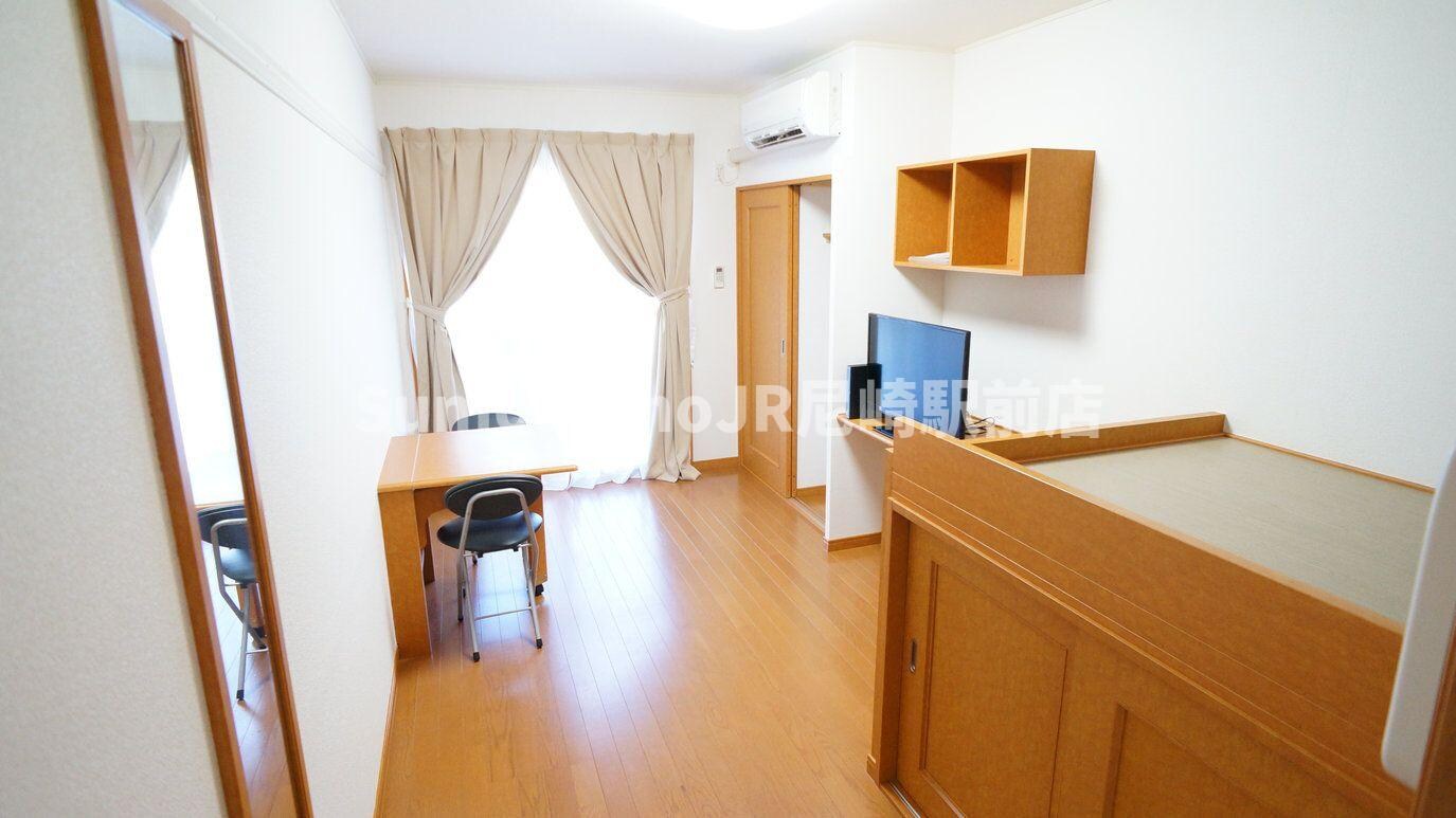 物件内観写真4　(開放的な寝室です)