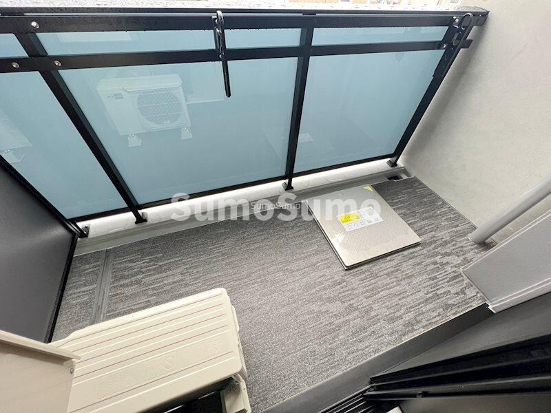 物件内観写真10　(開放的で明るい空間を演出してくれるバルコニーです)