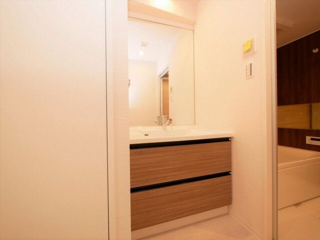 物件内観写真12　(ゆったりとスペースのある洗面所)