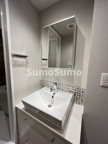 物件内観写真8　(独立洗面台、小物を置くことができて便利です)
