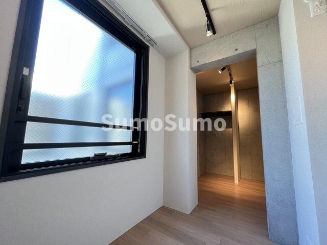 物件内観写真11　(落ち着いた色調の洋室です)