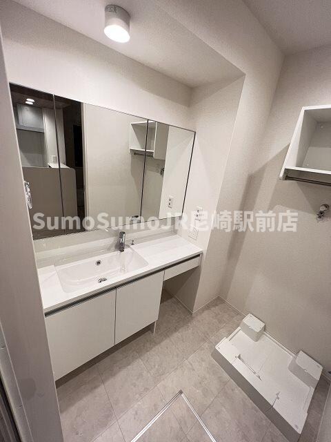 物件内観写真9　(独立洗面台あり、毎朝おしゃれに忙しい女性の方におすすめです)