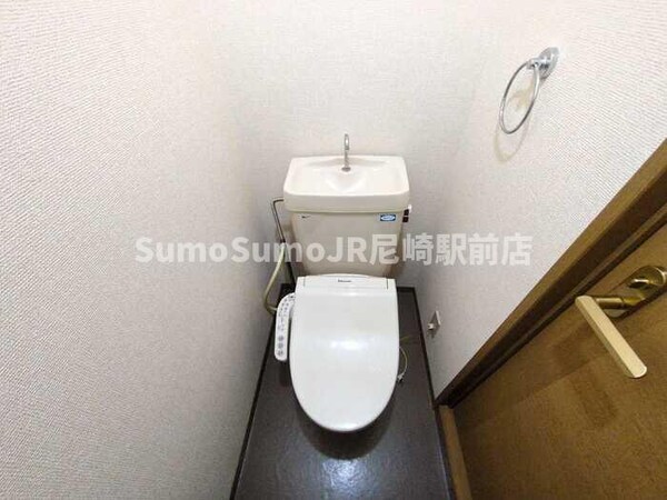 トイレ(落ち着いた色調のトイレです)