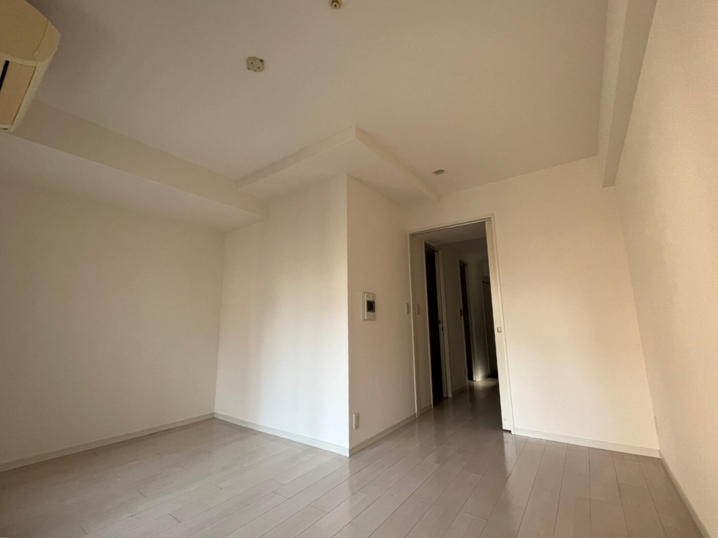 物件内観写真6　(こちらの居間で趣味の時間をお楽しみください)