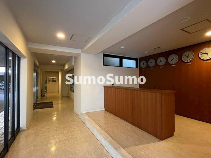 物件外観写真3　(清潔なロビーです)