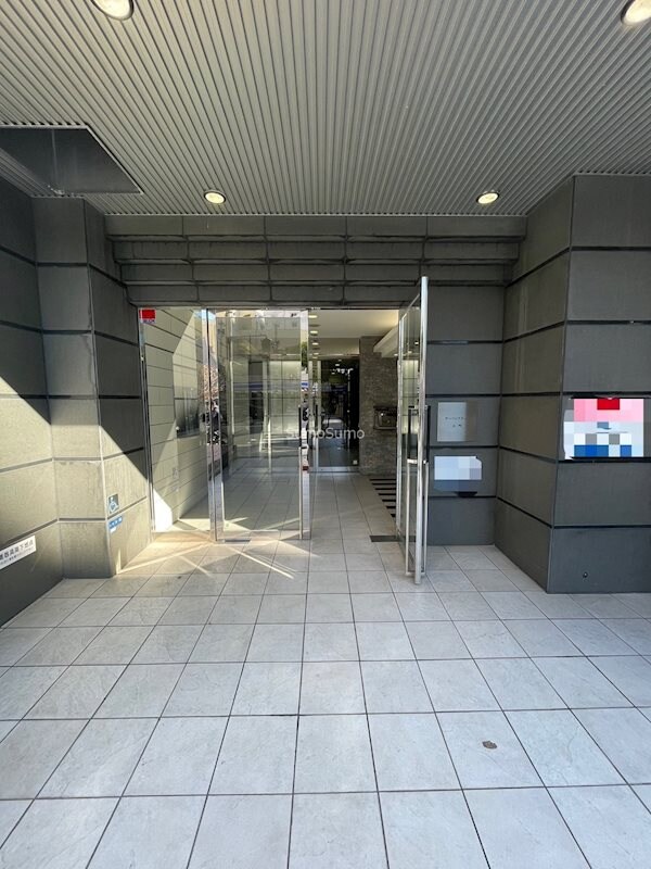 物件外観写真2　(清潔なエントランスです)