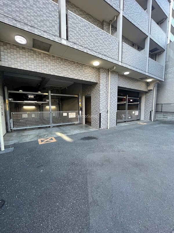 物件外観写真4　(車をお持ちの方に嬉しい駐車場付きの物件です)