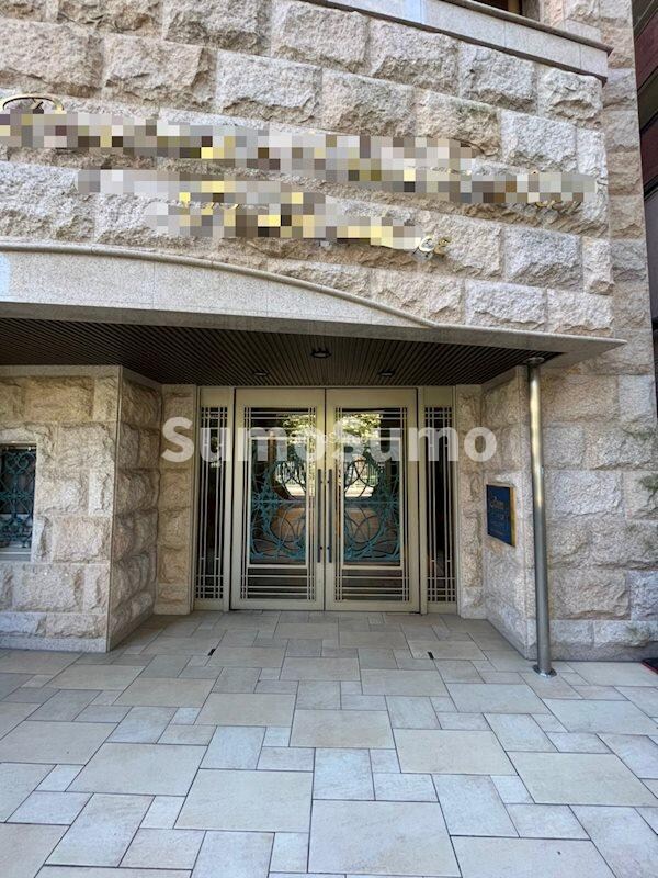 物件外観写真2　(落ち着いたエントランスです)