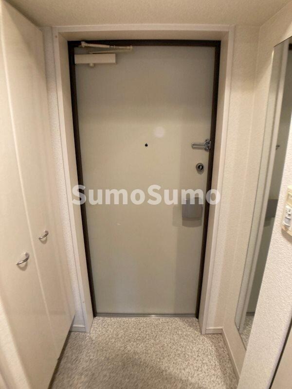 物件内観写真4　(収納もある玄関です)