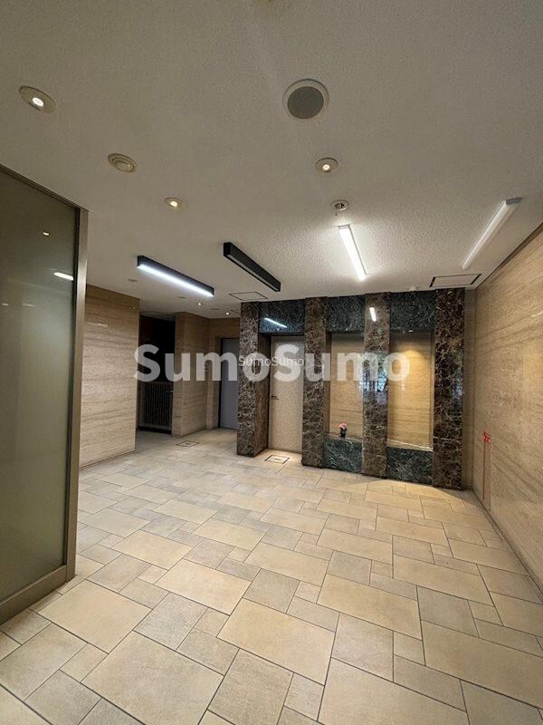 物件外観写真3　(落ち着いたロビーです)