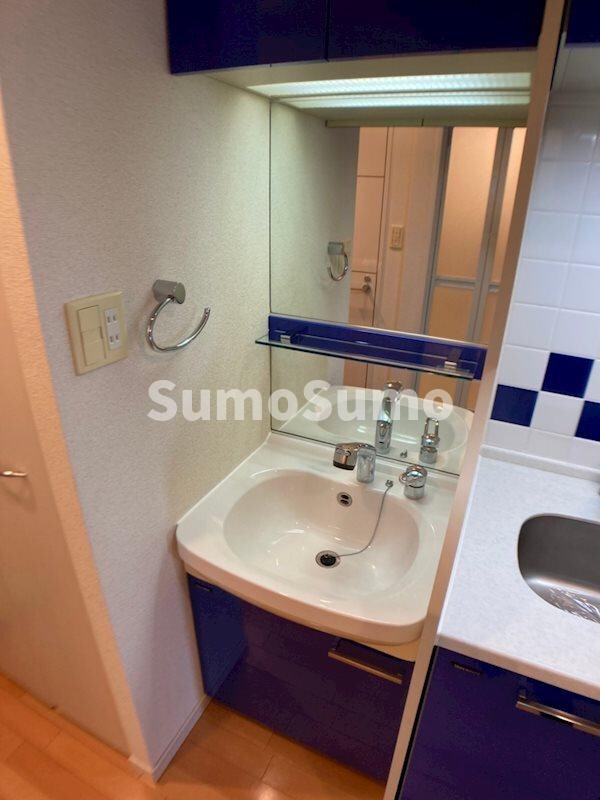 物件内観写真11　(広い洗面スペース)