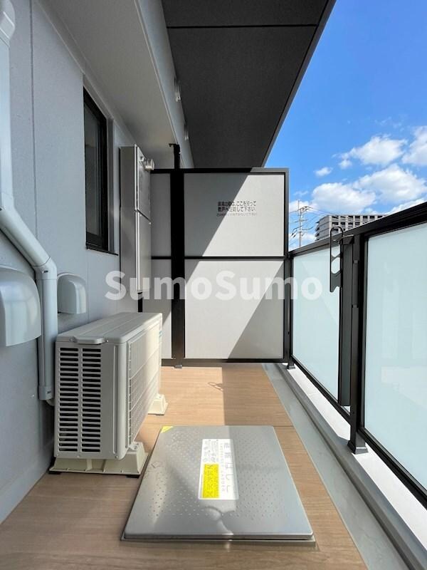 物件内観写真8　(開放的で明るい空間を演出してくれるバルコニーです)