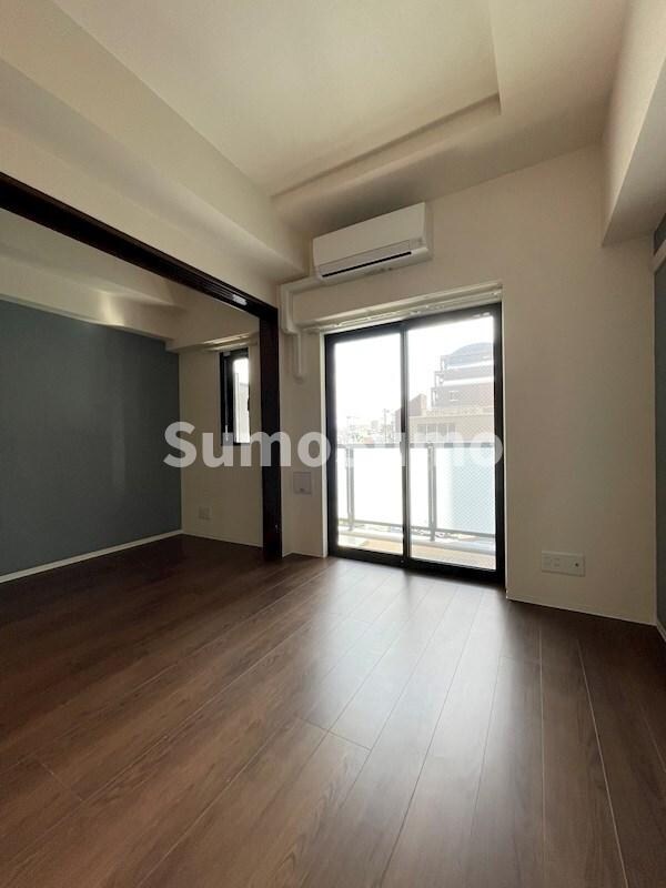 物件内観写真25　(落ち着いた色調の寝室です)