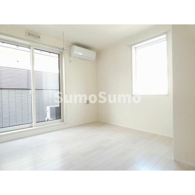 物件内観写真2　(こちらのリビングで趣味の時間をお楽しみください)