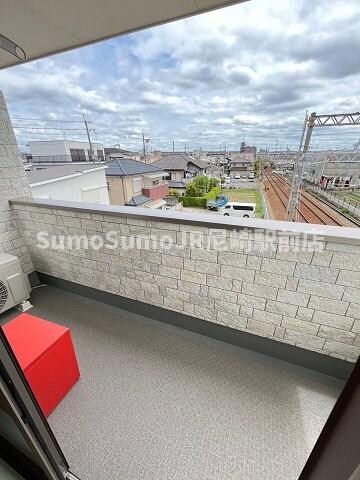 物件内観写真8　(バルコニーからの眺めを楽しみながら食事をしませんか)