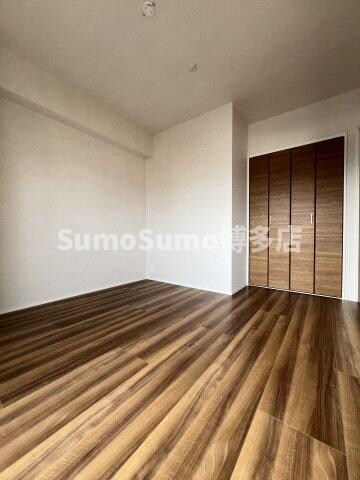 物件内観写真10　(開放的な寝室です)