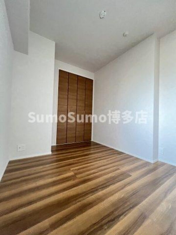 寝室(落ち着いた色調の寝室です)