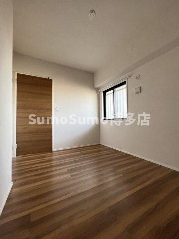 物件内観写真27　(落ち着いた色調の寝室です)