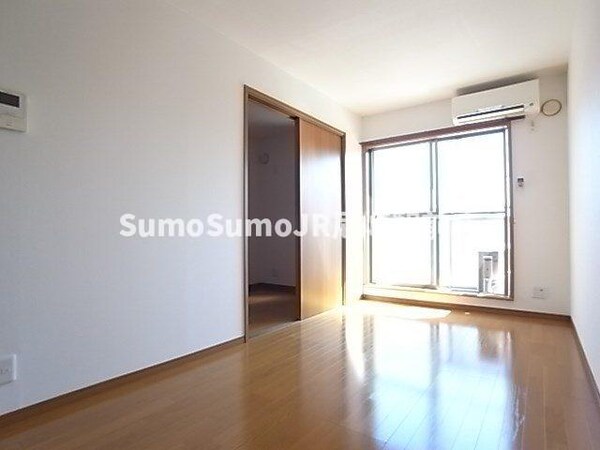 寝室(落ち着いて過ごせるお部屋なので、寝室にいかがでしょうか)