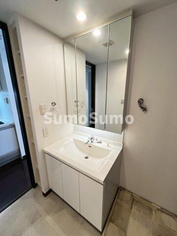 物件内観写真10　(明るい洗面所です)