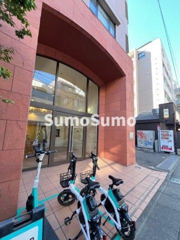 建物設備(ゆとりのあるエントランスです)